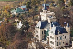 Алла Пугачева продает замок в деревне Грязь