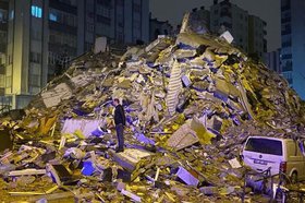 В Турции землетрясением разрушено более 6,8 тыс. зданий. Тысячи человек погибли