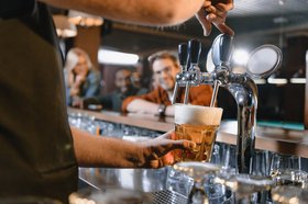 Закон, ограничивающий работу «наливаек» в многоэтажках, одобрен Совфедом