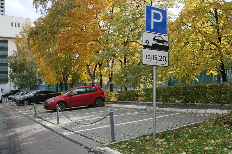 Цену платных парковок предлагают определять по единой формуле