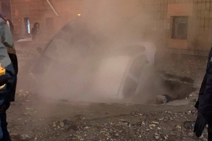 В Петербурге автомобили провалились в яму с кипятком