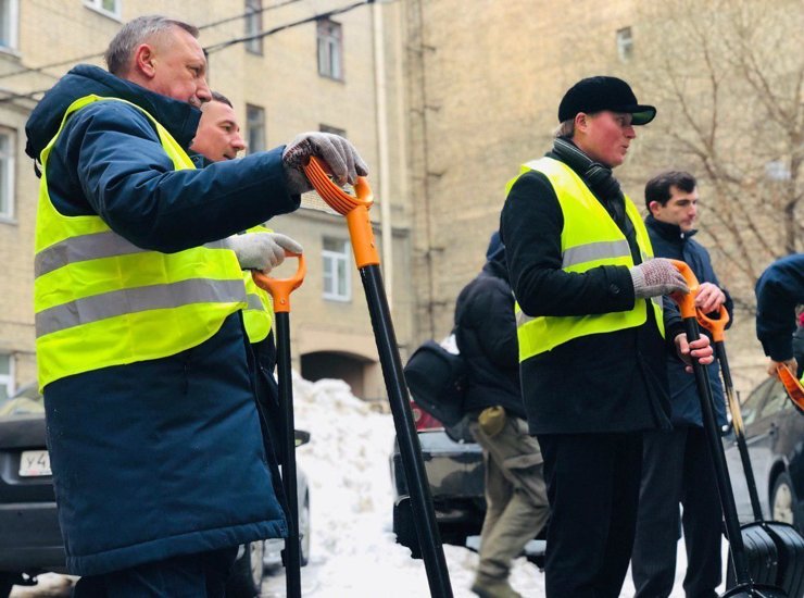 Глава Петербурга взялся за лопату