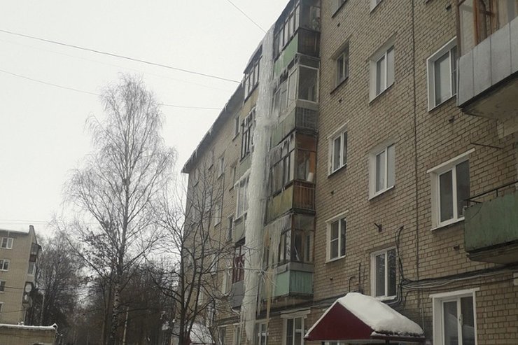 Жильцов обязали самостоятельно убрать с дома гигантскую сосульку