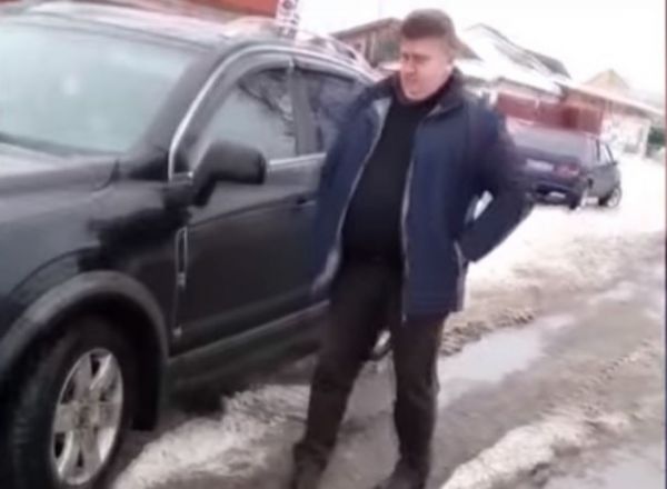 За жалобу на плохие дороги брянский чиновник пригрозил «хлопнуть в рыло»