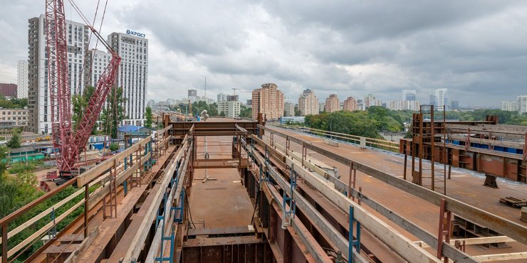 В Москве завершается строительство балочного моста в Мневниках