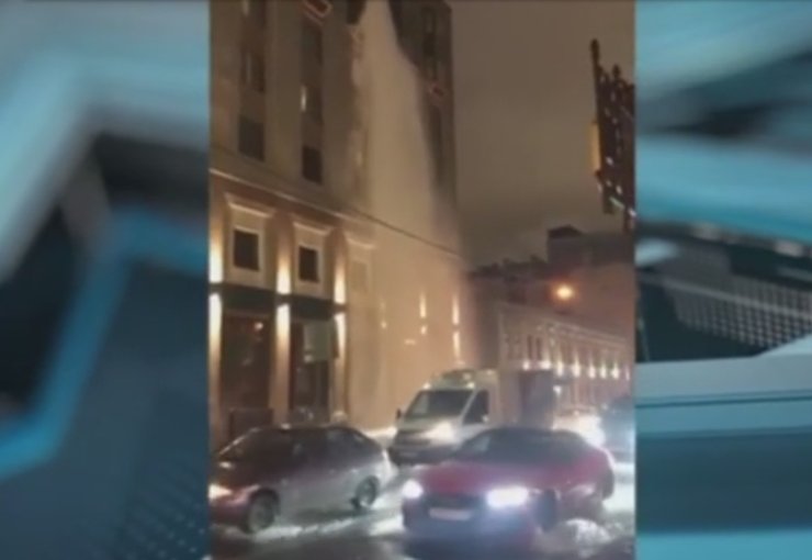 В центре Москвы посреди дороги забил фонтан высотой в три этажа