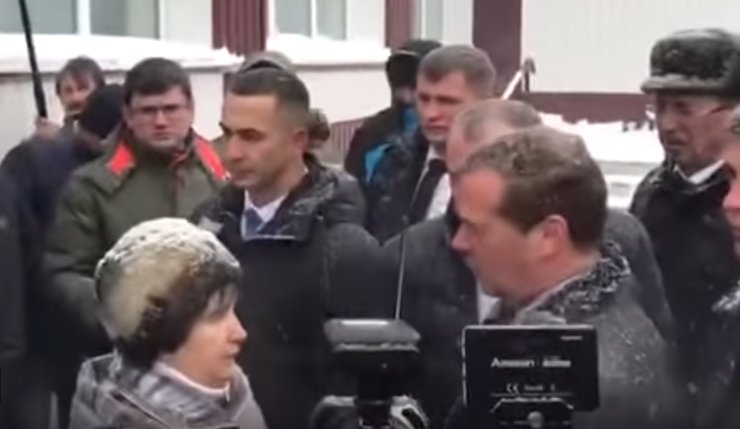Пенсионерка из алтайского села на коленях просила у Медведева горячей воды