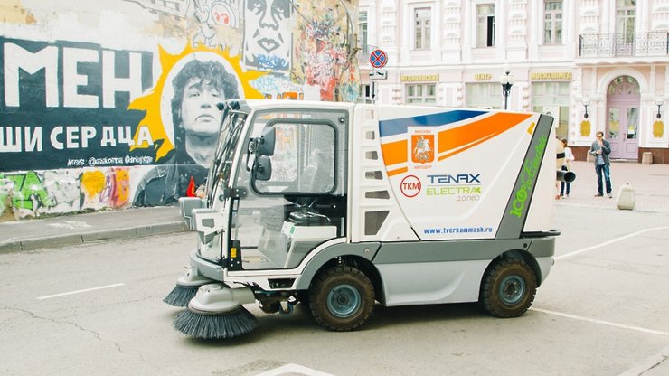 В Москве начали убирать улицы электропылесосами