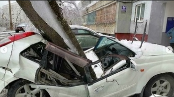 Во Владивостоке упавшая с крыши бетонная плита рассекла автомобиль пополам
