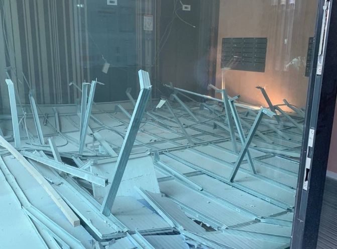 В подъезде московской новостройки обвалился потолок