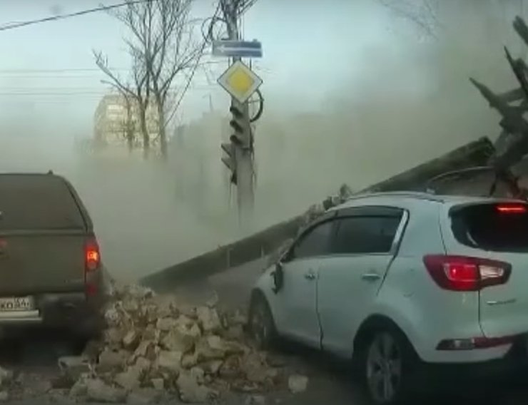В Саратове стена аварийного дома рухнула на автомобили
