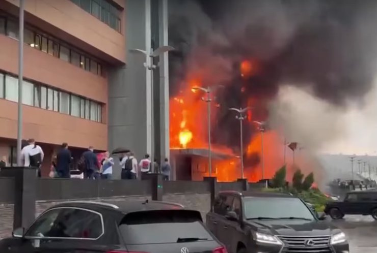 Пожар охватил четыре этажа бизнес-центра «Сетунь Плаза» в Москве