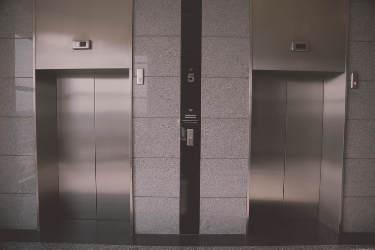В России стали производить меньше лифтов, экскаваторов, фанеры и обоев