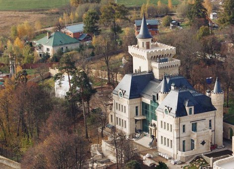 Алла Пугачева продает замок в деревне Грязь