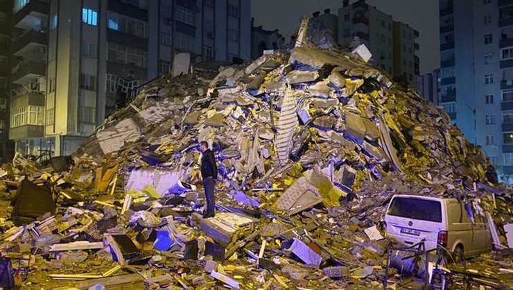 В Турции землетрясением разрушено более 1,7 тыс. зданий. Почти 300 человек погибли