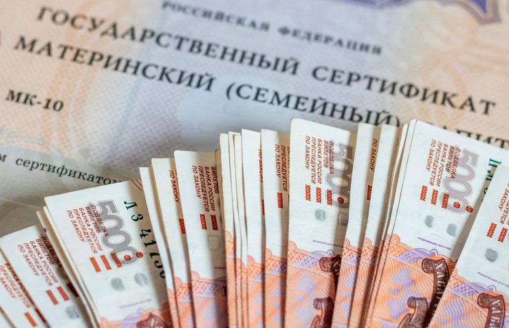 Россияне стали реже тратить маткапитал на приобретение жилья, чаще — на образование
