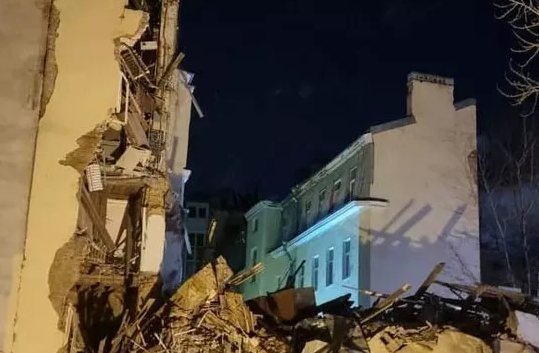 В Санкт-Петербурге рухнул аварийный дом. Людей расселили за несколько часов до обрушения