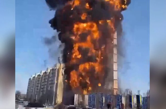 В Твери загорелась недостроенная многоэтажка