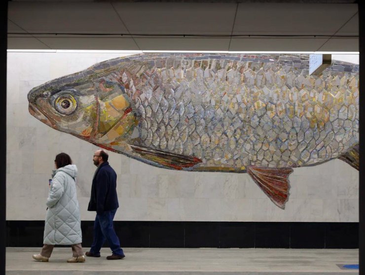 рыбы на станции метро Нагатинский Затон в Москве