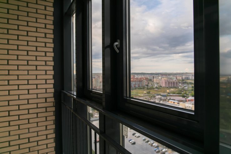 У балконов на внешней стороне — двойные стеклопакеты для шумоизоляции и сохранения тепла.
