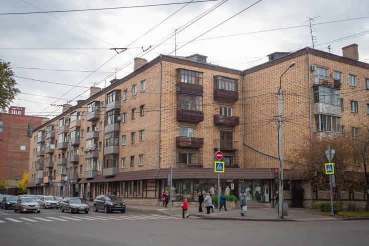 Прямым видом на Енисей в центре Красноярска могут похвастать немногие красноярцы — жители улицы Дубровинского. Остальным приходится высматривать реку из-за крыш других домов.