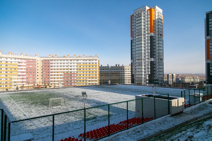 Свежие кампусы СФУ возвышаются над соседними зданиями, и над остальным Красноярском — корпуса находятся на горе